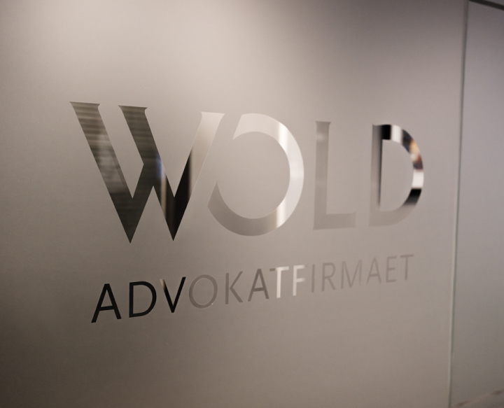 Vindu med logoen ''Wold Advokatfirmaet''